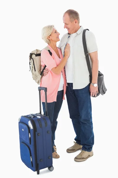 Smiling older couple going on their holidays — Stock Photo, Image