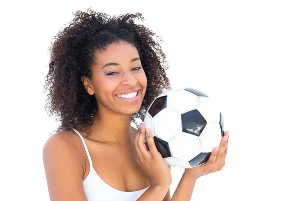 Chica bonita sosteniendo el fútbol y sonriendo a la cámara —  Fotos de Stock