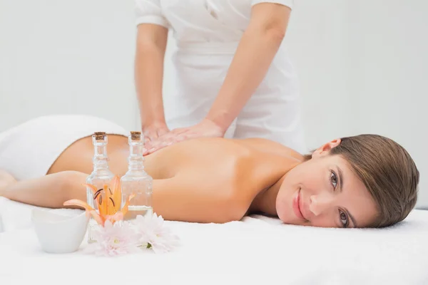Atrakcyjna młoda kobieta odbiera masaż pleców w centrum odnowy biologicznej — Zdjęcie stockowe