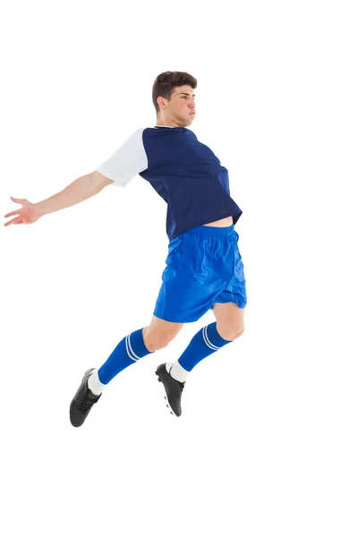 Jogador de futebol em azul jersey jumping — Fotografia de Stock