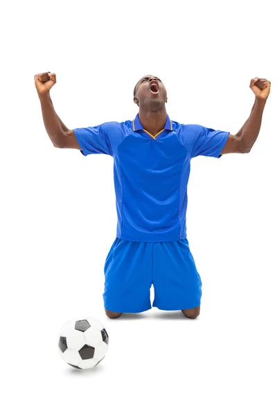 Mavi dizlerinin üzerinde tezahürat heyecanlı futbol oyuncu — Stok fotoğraf