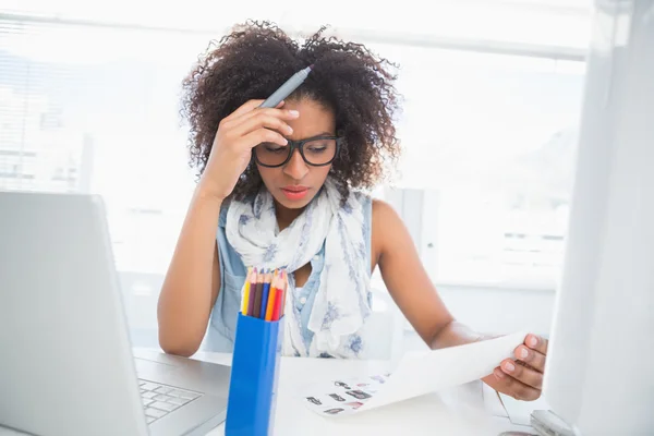 Werken bij haar Bureau mooie foto-editor — Stockfoto