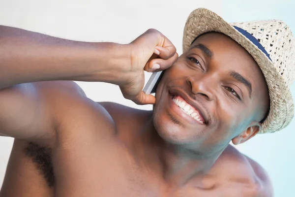 Uśmiechnięty mężczyzna rozmowa na telefon przy basenie — Zdjęcie stockowe