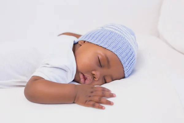 Entzückender kleiner Junge, der friedlich schläft — Stockfoto