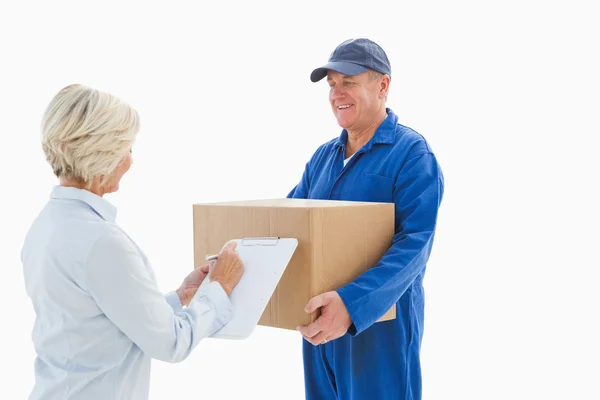 Felice uomo di consegna con il cliente — Foto Stock