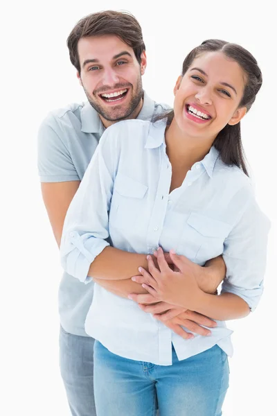 Linda pareja abrazando y sonriendo a la cámara —  Fotos de Stock