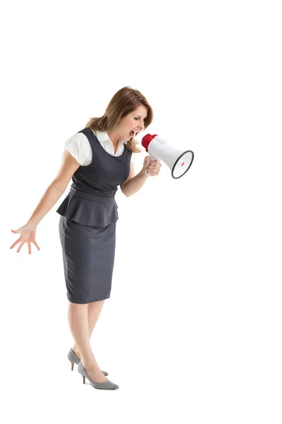 Jonge zakenvrouw schreeuwen in bullhorn — Stockfoto