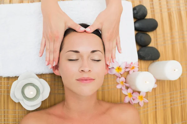 Morena sorridente desfrutando de uma massagem na cabeça — Fotografia de Stock