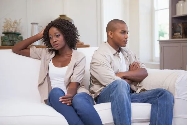 Unhappy couple arguing on the couch — Stock Photo, Image