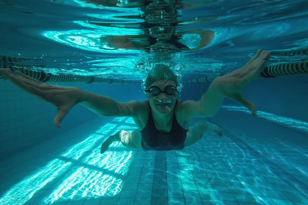 Athletischer Schwimmer schwimmt auf Kamera zu — Stockfoto