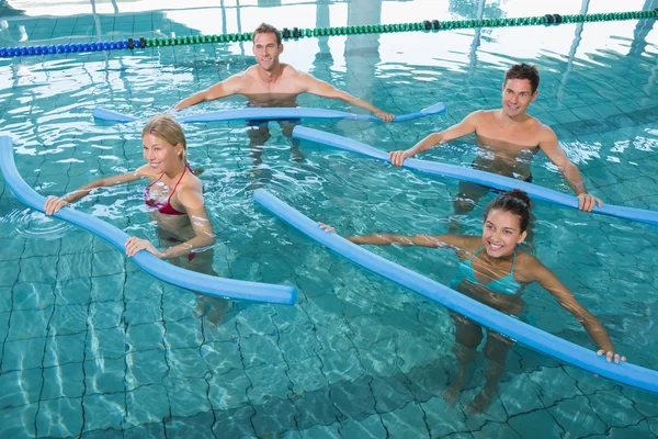Clase de fitness haciendo aeróbic acuático —  Fotos de Stock