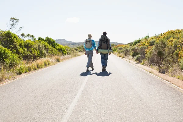 Para spacerująca po drodze — Zdjęcie stockowe