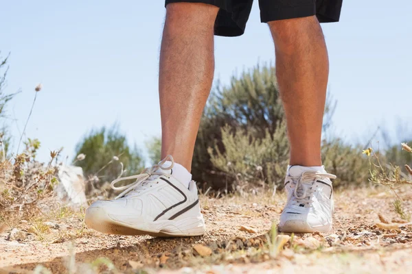 Hombre en forma caminando por sendero de montaña —  Fotos de Stock