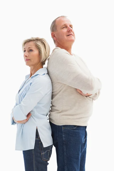 Couple d'âge mûr debout et pensant — Photo