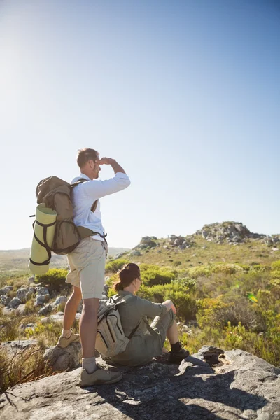 Wanderpaar blickt über Gebirgslandschaft — Stockfoto