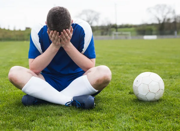 Rozczarowany piłkarz w kolorze niebieskim — Zdjęcie stockowe