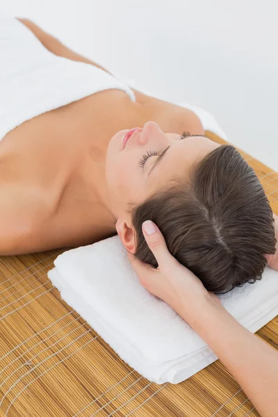 Donna attraente che riceve massaggio alla testa al centro benessere — Foto Stock