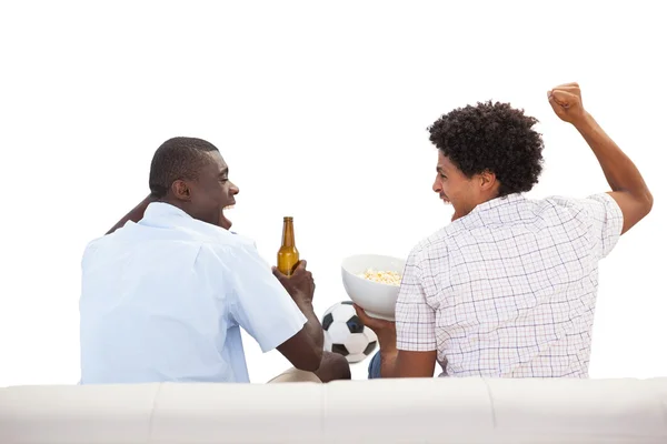 Animando a los fanáticos de los deportes sentados en el sofá con cervezas — Foto de Stock