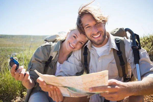 Pareja tomando un descanso en terreno de montaña — Foto de Stock