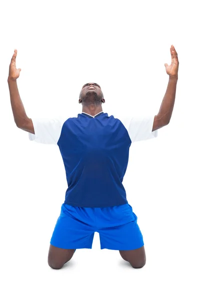 足球运动员在蓝色的庆祝胜利 — 图库照片