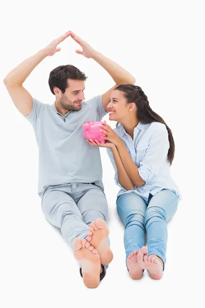 Bonito casal considerando uma hipoteca — Fotografia de Stock