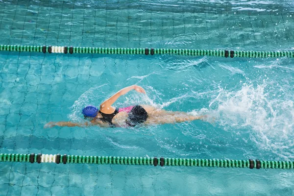 Adatta addestramento nuotatore da sola — Foto Stock