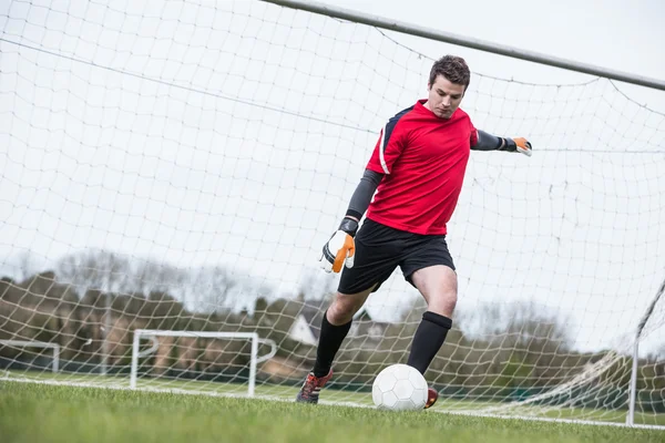 Torwart mit rotem Ball vom Tor weggetreten — Stockfoto