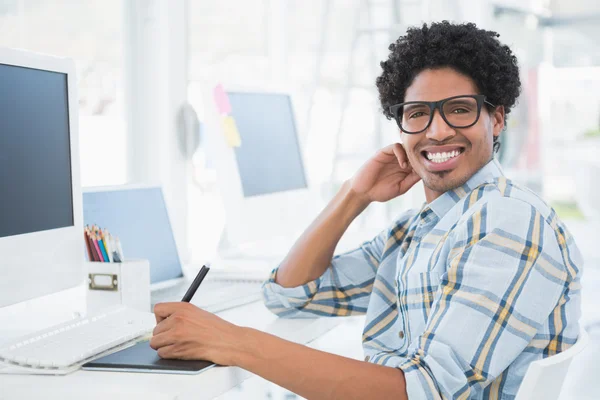 Junger lässiger Designer lächelt in die Kamera — Stockfoto