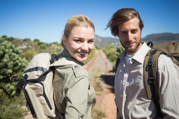 Paar lopen op berg terrein — Stockfoto