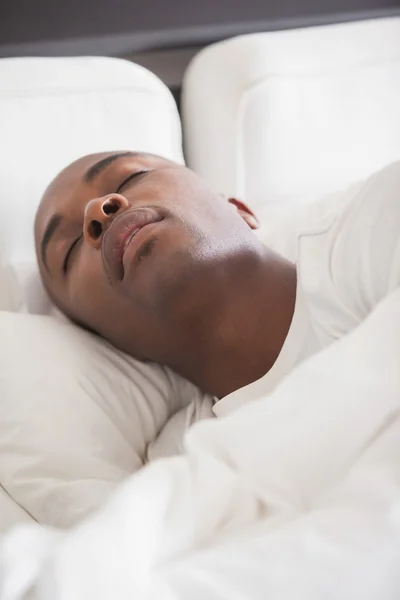 Klidný muž spí v posteli — Stock fotografie