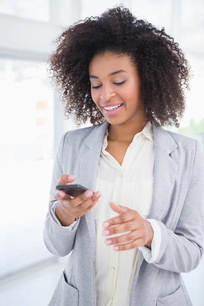 Casual zakenvrouw texting op telefoon — Stockfoto