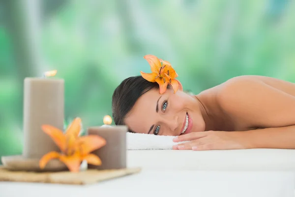 Bruna rilassante sul lettino da massaggio — Foto Stock