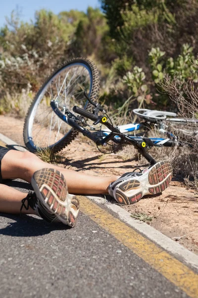 Cycliste couché sur la route après un accident — Photo