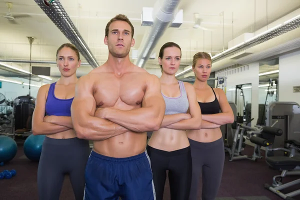 Ernstige fitness klasse samen poseren — Stockfoto
