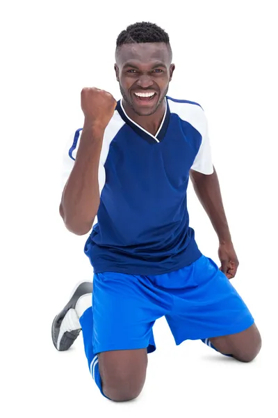 Jugador de fútbol en azul celebrando una victoria — Foto de Stock