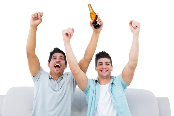 Felices fanáticos del fútbol animando junto con cervezas —  Fotos de Stock