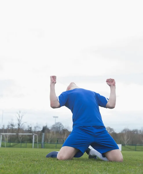 Futbolcu zafer kutluyor mavi — Stok fotoğraf