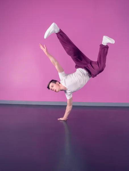 Cool break bailarina haciendo handstand en una mano —  Fotos de Stock