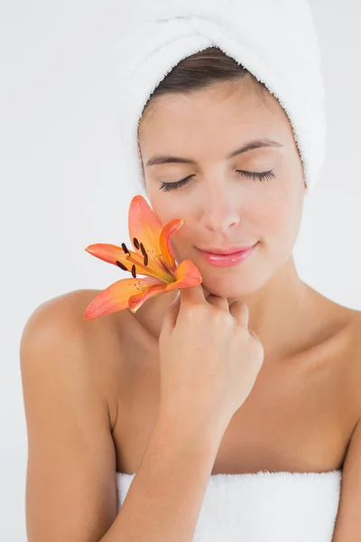 Close up de uma bela jovem mulher segurando flor — Fotografia de Stock