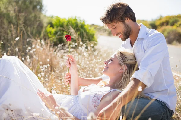 Casal relaxante no campo — Fotografia de Stock