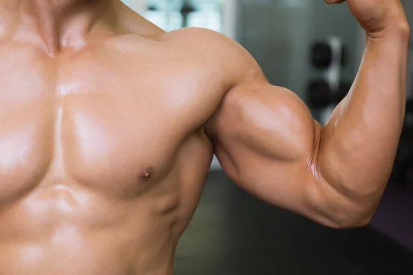 Mid section of muscular man flexing muscles — Stock Photo, Image