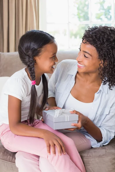 Vacker mor erbjuder dotter en gåva — Stockfoto