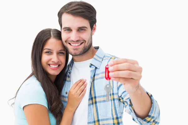 Feliz jovem casal segurando nova chave da casa — Fotografia de Stock