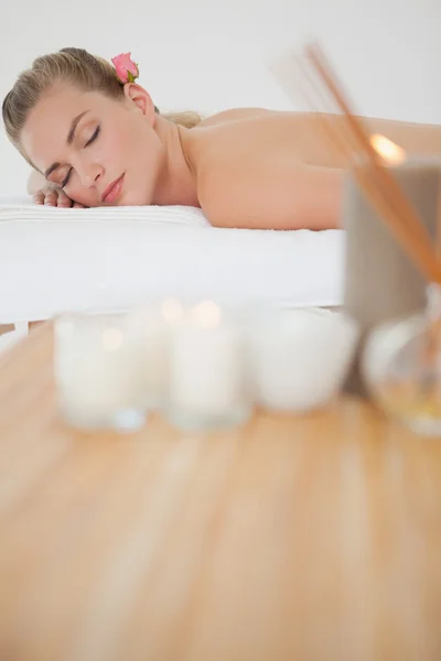 Linda loira relaxante na mesa de massagem — Fotografia de Stock