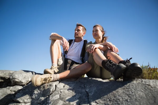 Couple randonneur regardant au-dessus du terrain de montagne — Photo