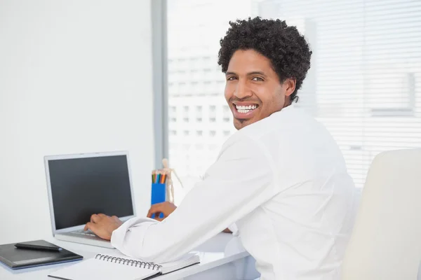 Empresário feliz trabalhando em sua mesa — Fotografia de Stock