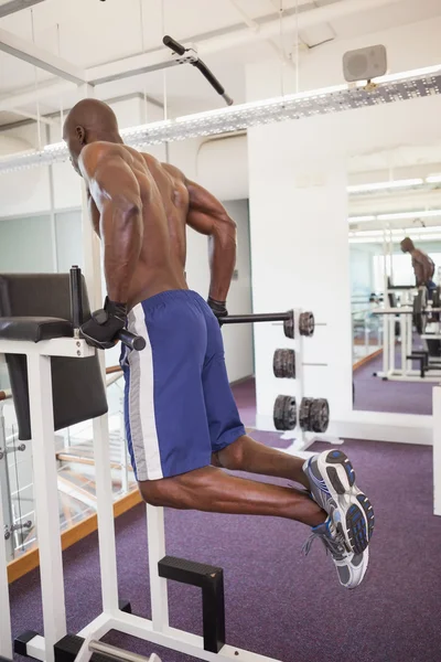 Maschio body builder facendo pull up in palestra — Foto Stock