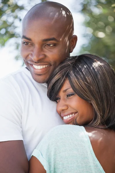 Couple attrayant embrassant dans leur jardin — Photo