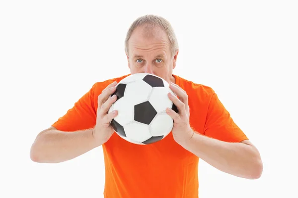 Fan de football nerveux tenant le ballon — Photo