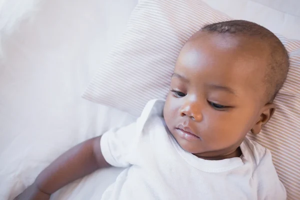 Entzückender kleiner Junge liegt in seinem Kinderbett — Stockfoto